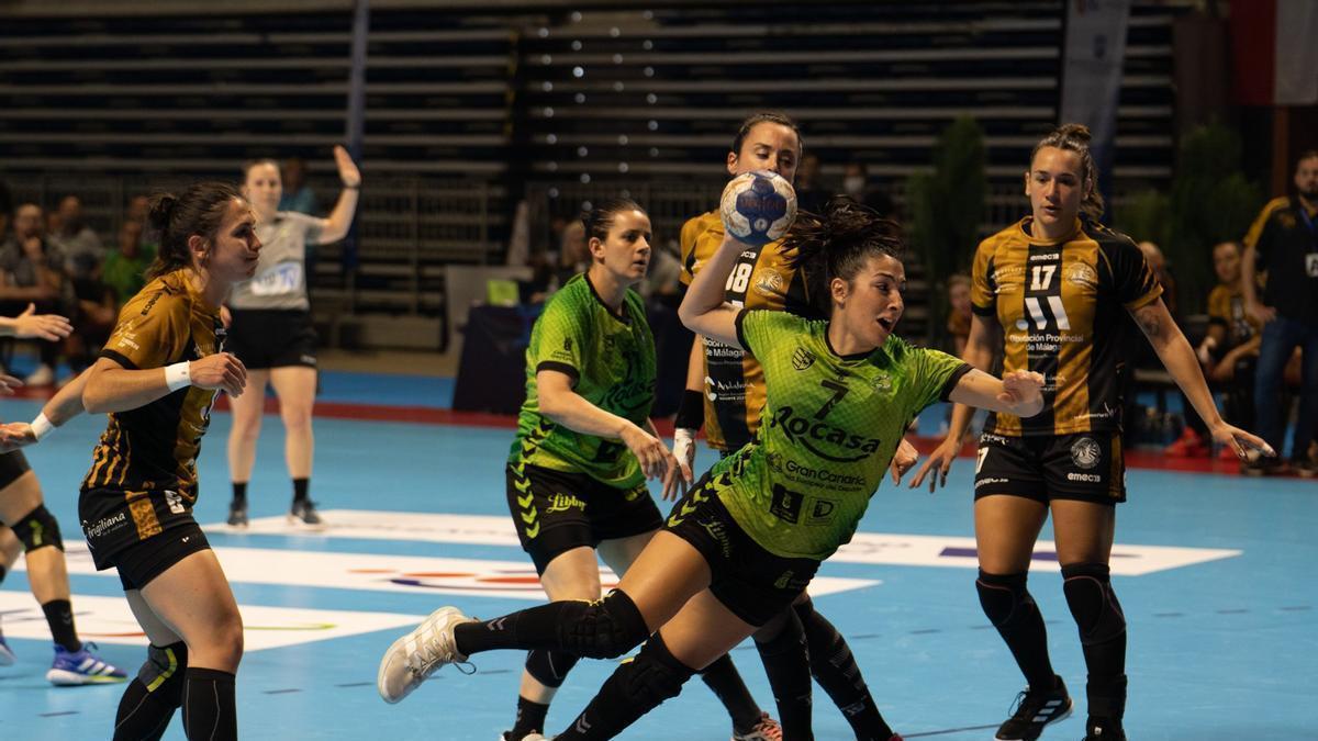 Arinegua Pérez en un lance del encuentro de vuelta de la final de la EHF European Cup ante el Málaga, disputado en el Martín Carpena