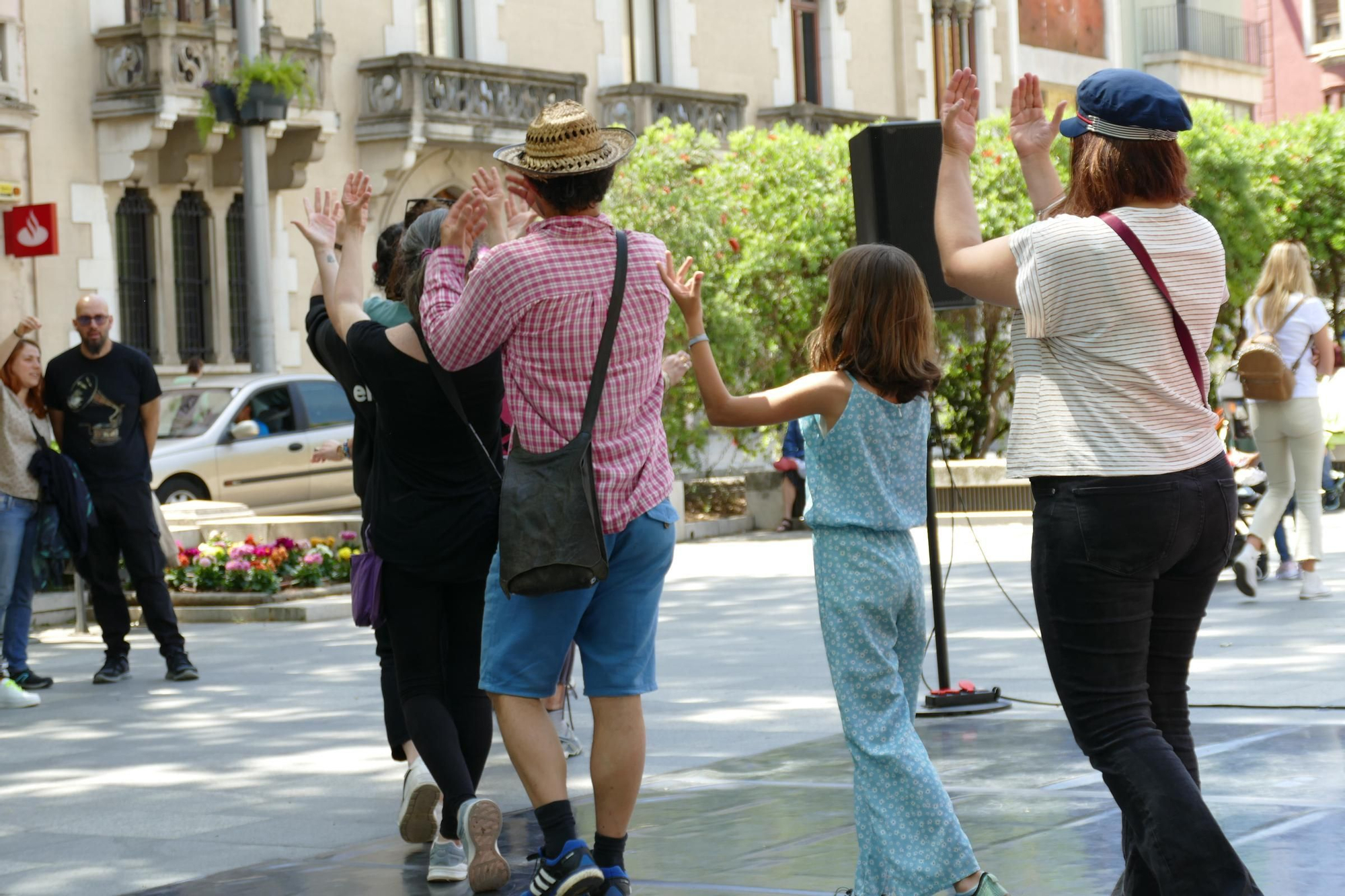 Dues exposicions, un programa de ràdio i el dia de la dansa animen el matí del dissabte de Santa Creu