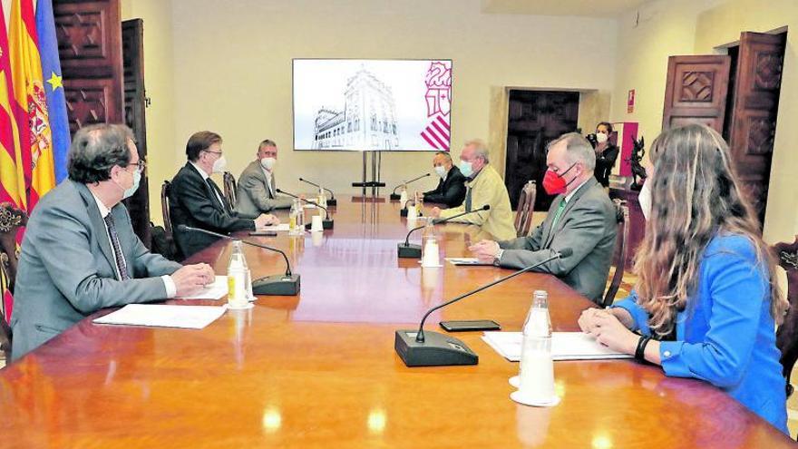 Puig, Soler y Climent, reunidos ayer con los líderes de la patronal y los sindicatos. | LEVANTE-EMV