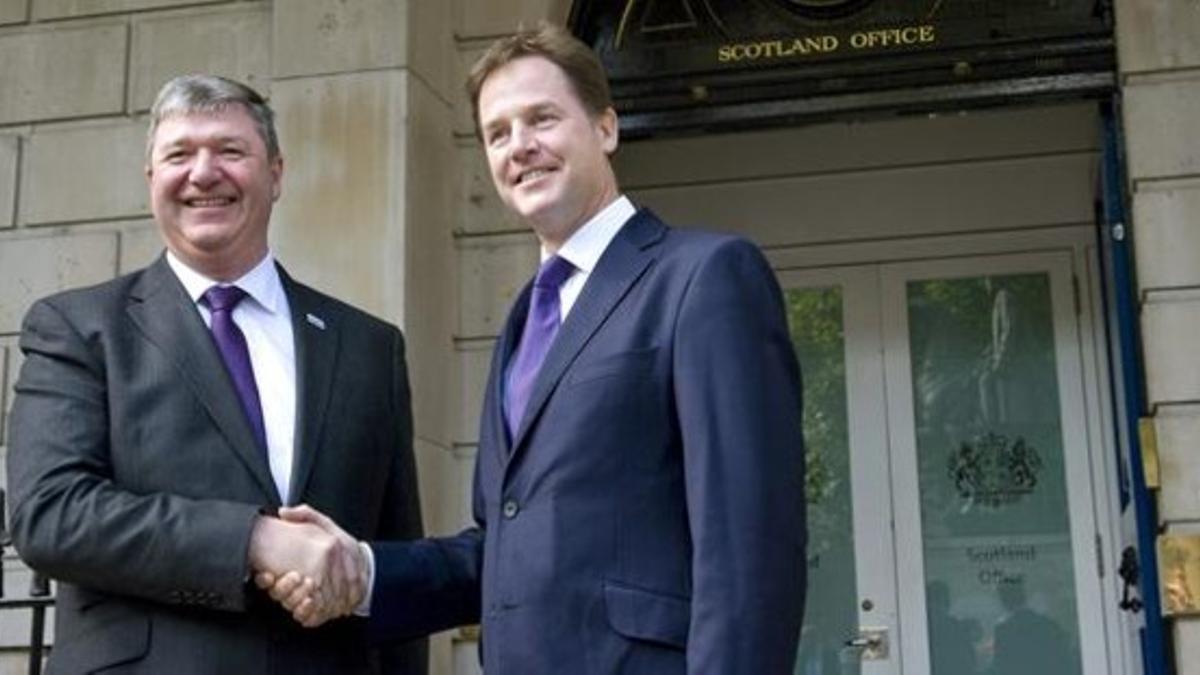 El viceprimer ministro Nick Clegg (derecha) saluda al recién nombrado Carmichael, el 7 de octubre.