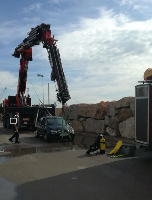 Un coche cae al agua en el puerto de Castelló