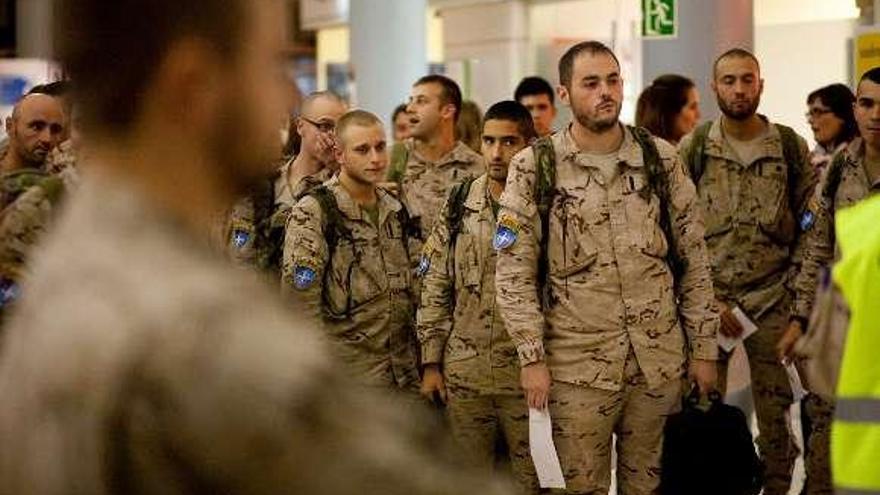 Soldados de la Brilat parten desde Asturias a Afganistán.  // R. Solís