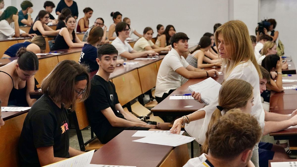 Estudiantes malagueños durante la Prueba de Acceso a la Universidad (Selectividad 2025)