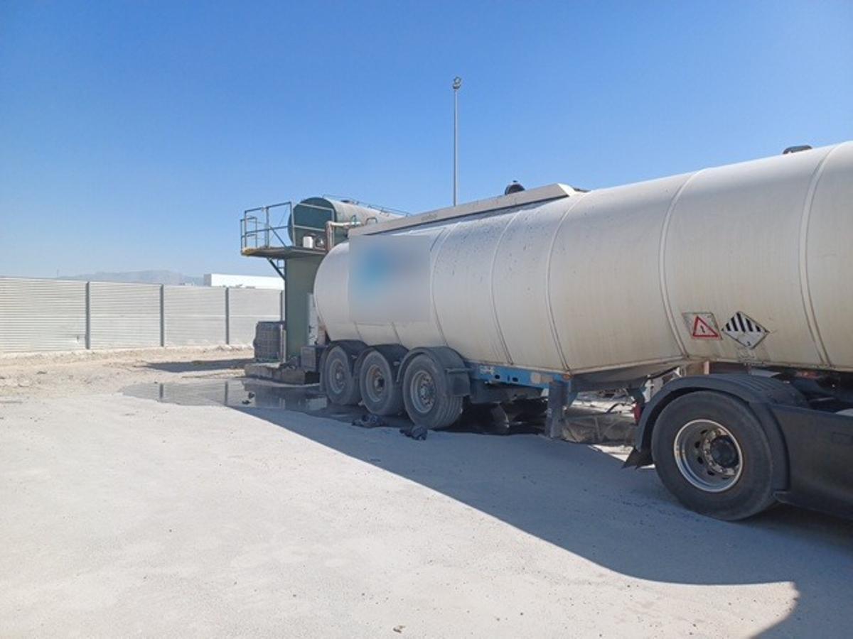 Un camionero resulta herido grave en Lorca tras caerle betún caliente encima