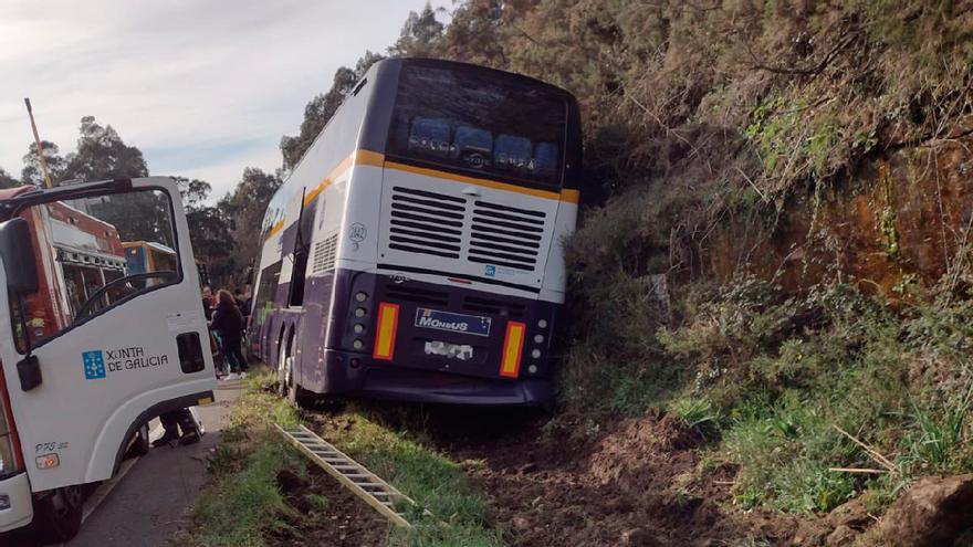Los pasajeros de un bus salen por la bodega de carga tras quedarse empotrados en A Coruña