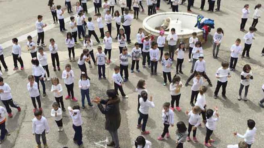 Los escolares participan en diversas actividades durante la jornada de convivencia celebrada en la localidad de El Perdigón.