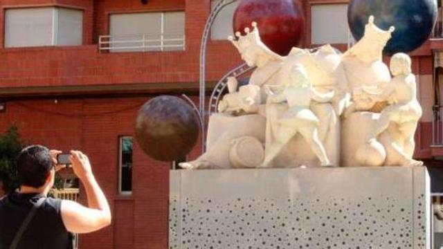 Imagen de cómo ha quedado el monumento después de caer la estrella y la cabeza de Baltasar.