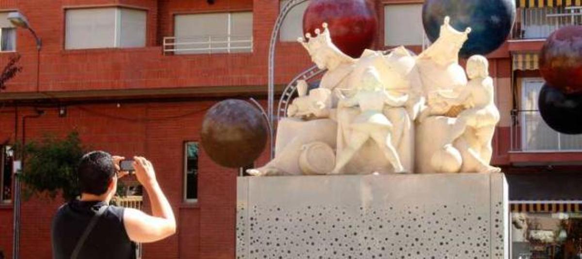 Imagen de cómo ha quedado el monumento después de caer la estrella y la cabeza de Baltasar.