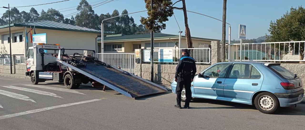 Momento en el que la Policía Local de Salceda confisca el coche del investigado, ayer. |   // TERE PÉREZ