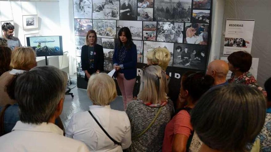 A inauguración da exposición sobre as redeiras onte na praza de abastos de Cangas. // Gonzalo Núñez