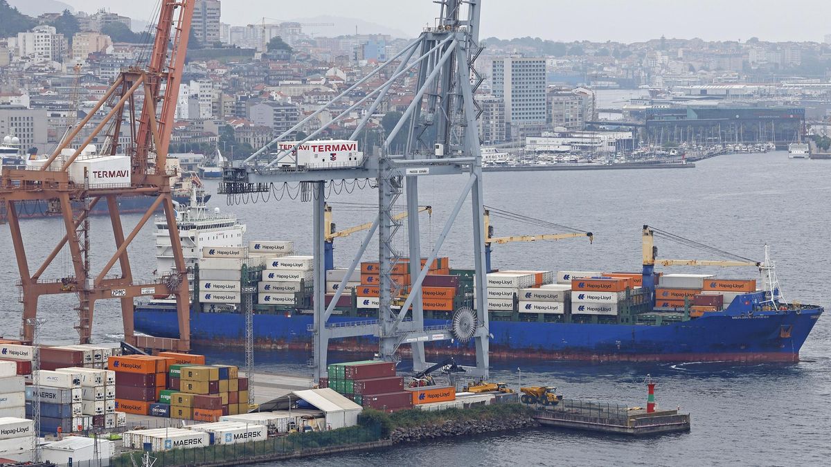 Maniobra de desatraque de un mercante ayer en la terminal de contenedores de Guixar
