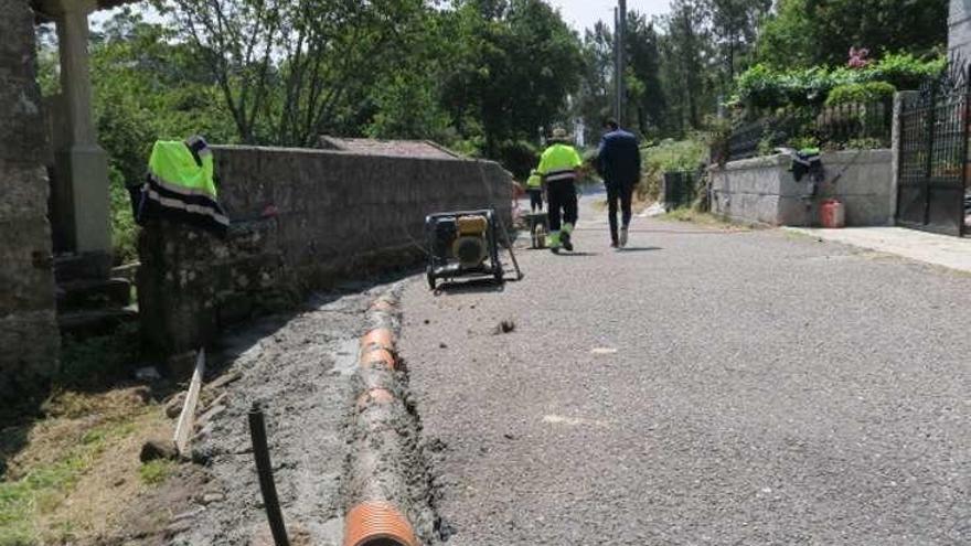 Obras para eliminar la balsa de agua en Sobreiro-Xustáns. // Faro