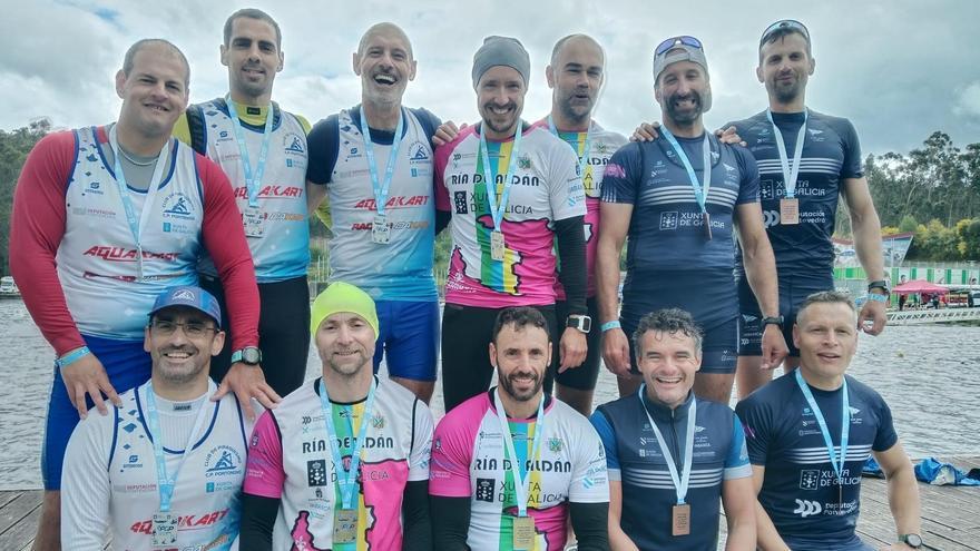 El podio del K4 veteranos, en el que ganó el Ría de Aldán Gandón.