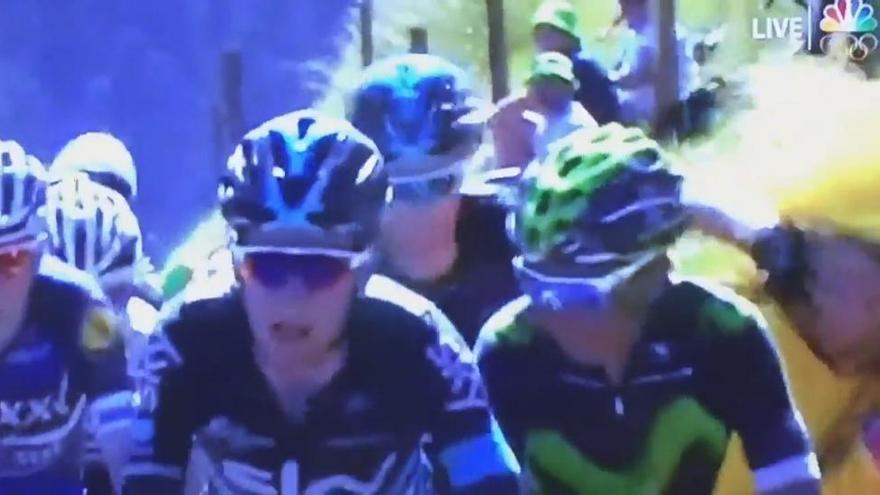 Froome suelta un puñetazo a un aficionado