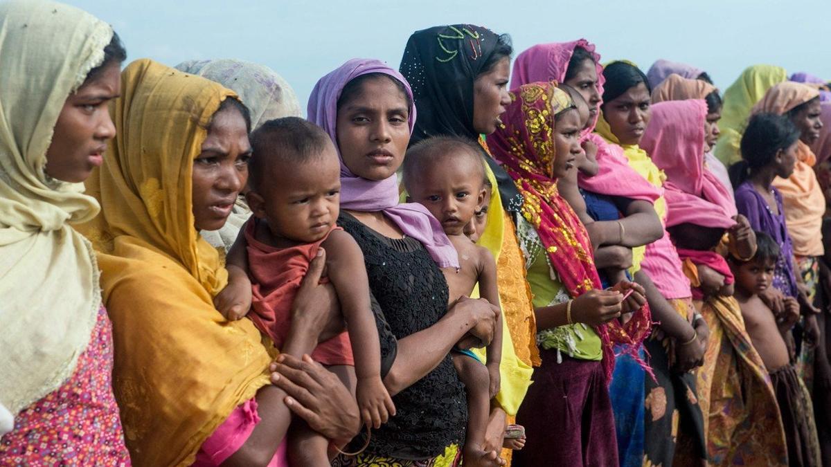Mujeres rohingyas sostienen a sus hijos en un campo de refugiados en el estado de Rakhine.