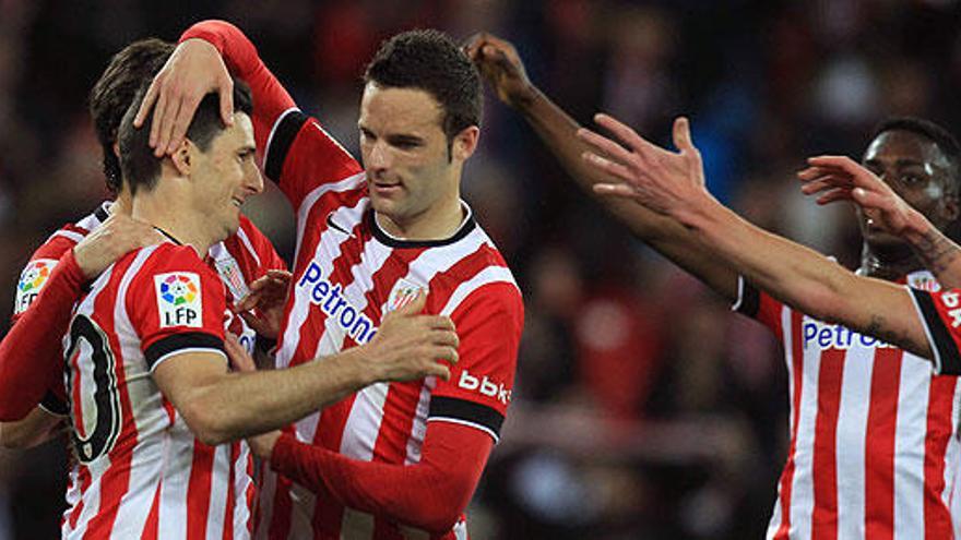 Los jugadores del Athletic celebran uno de los goles.