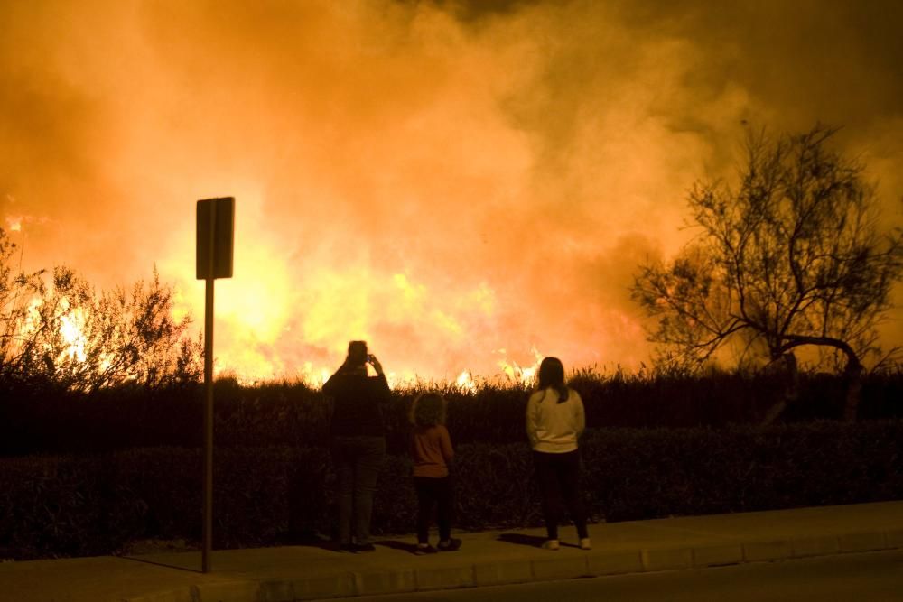 Un incendio obliga a desalojar el camping de Almenara