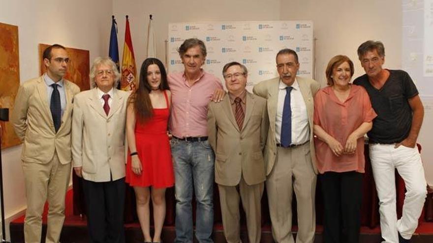 Los impulsores de la revista Olga con familiares de Sabino Torres y un miembro de la Casa de Galicia, ayer, en Madrid. // Lalinpress / Manolo Seixas