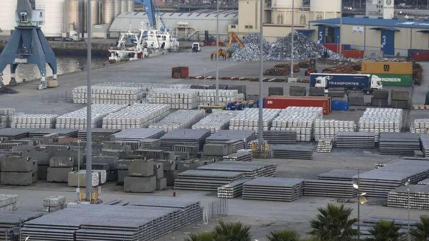 Miles de piezas de aluminio apiladas en el puerto de Vigo.