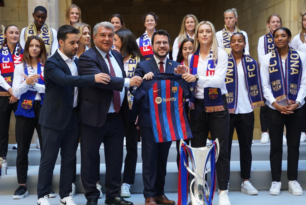 El Barça femenino celebra en la plaça Sant jaume