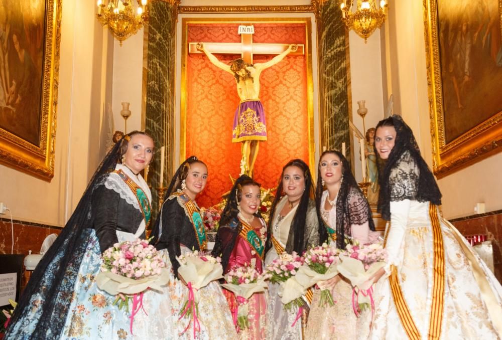 Ofrenda de flores a la Virgen.