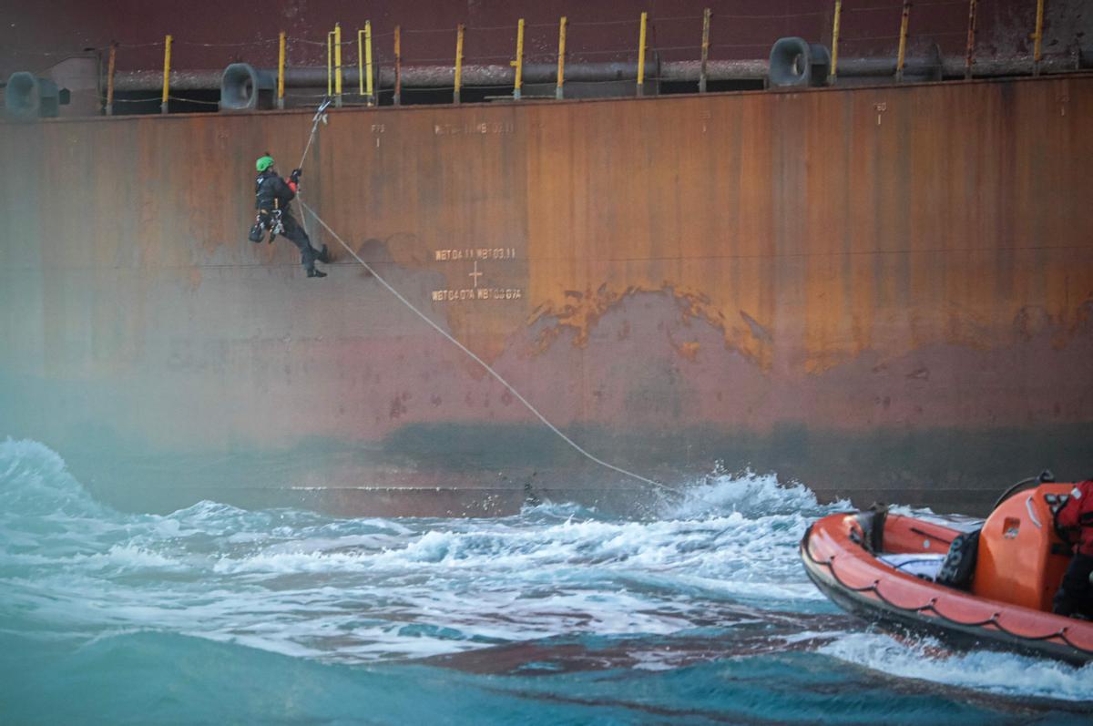 Ecologistas de Greenpeace colocaron una pancarta en una acción en una plataforma de Shell, en el Mar del Norte, para expandir un yacimiento de petróleo y gas existente, frente a la costa de Cherburgo, en el noroeste de Francia