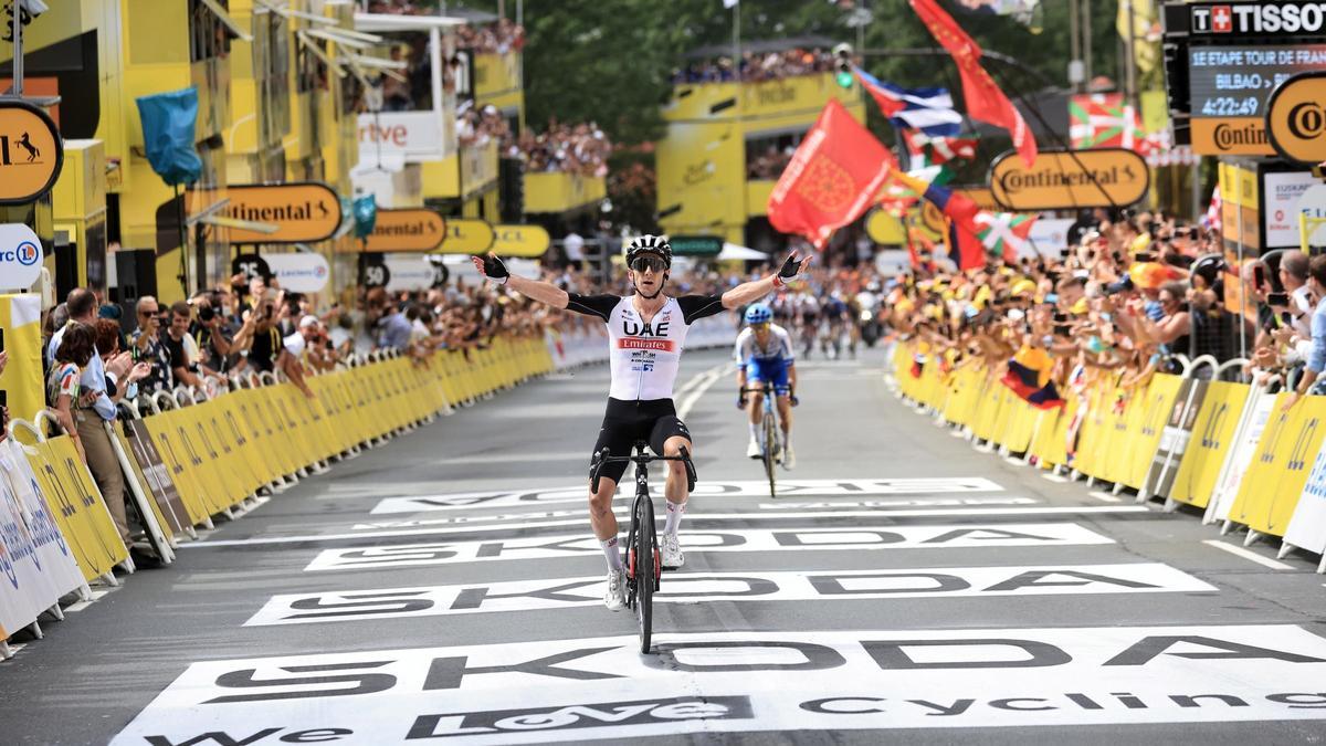 Adam Yates celebra una etapa del Tour de Francia en Bilbao en 2023.