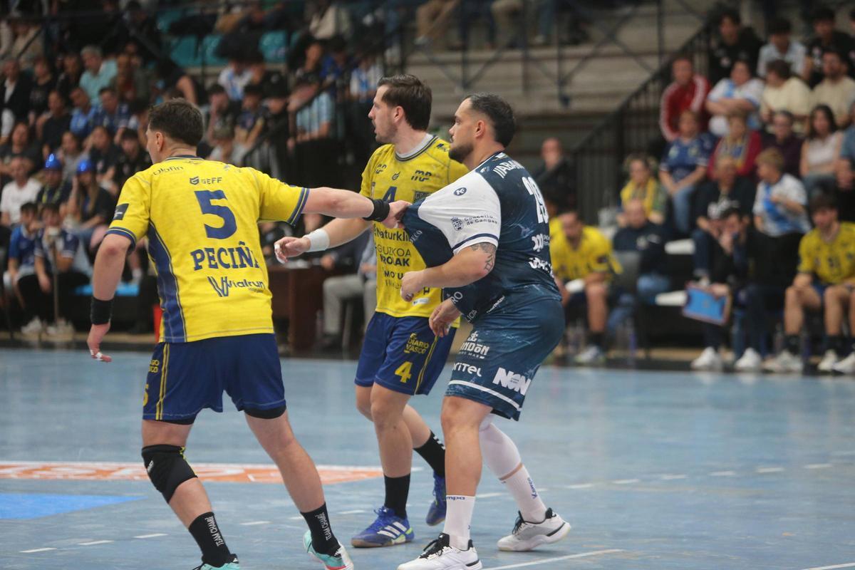 Peciña y Jevtic defienden a Javi García en una acción del duelo entre el Frigoríficos y el Bidasoa.