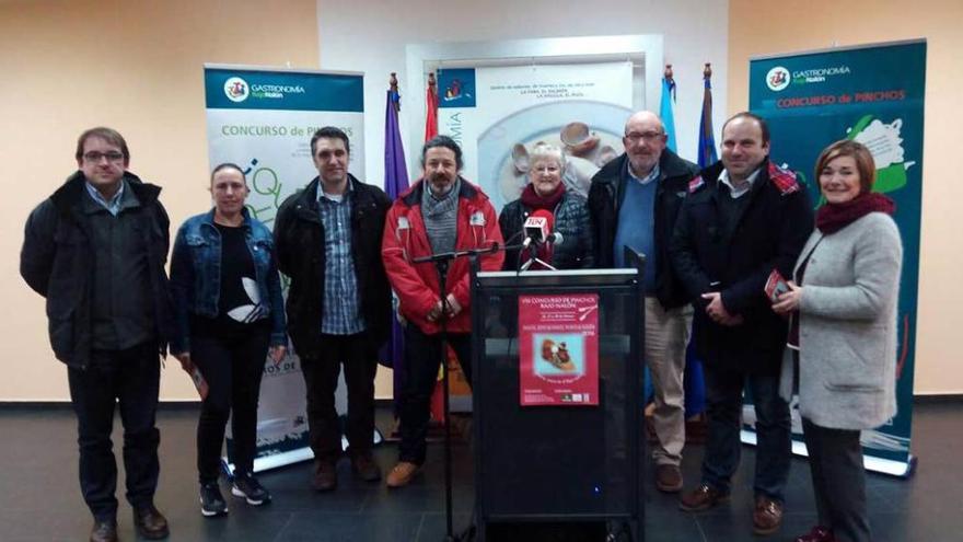 Juan Lázaro, del Grupo de Desarrollo Rural Bajo Nalón; Arancha Burgueño y Carlos Sánchez, hosteleros; Juanjo Galán, edil de Soto del Barco; Carmen Arango, alcaldesa de Muros de Nalón; Jaime Corrales, alcalde de Soto; Diego Cuervo, edil de Pravia, y Mari Luz García, edil de Soto.