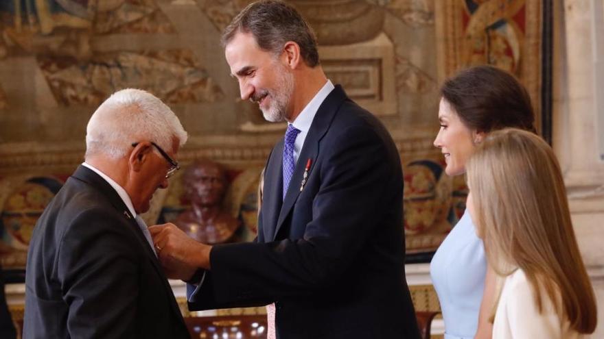 Momento de la entrega, en la Casa Real. / Casa Real