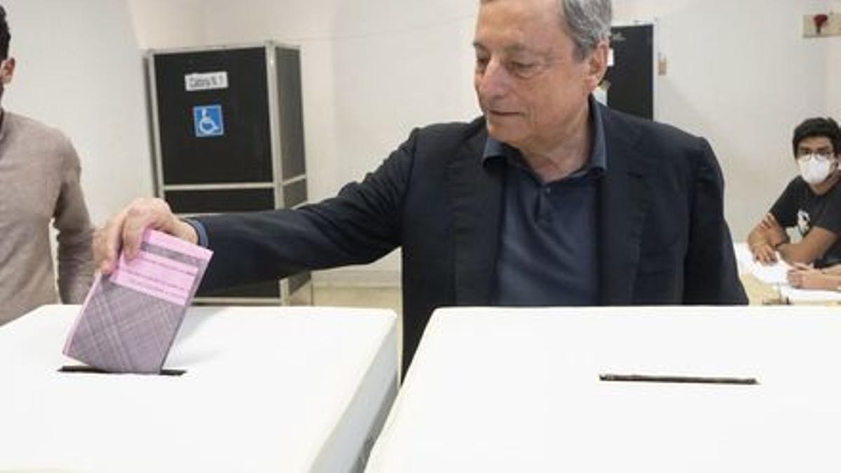 El ex primer ministro italiano Mario Draghi vota en un colegio electoral de Roma, este domingo.