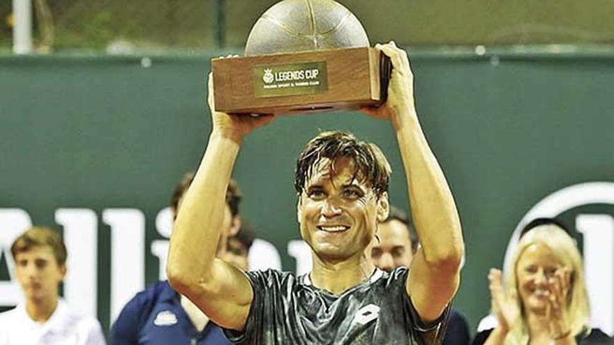 David Ferrer levanta el trofeo de campeÃ³n de la Legends Cup 2019.