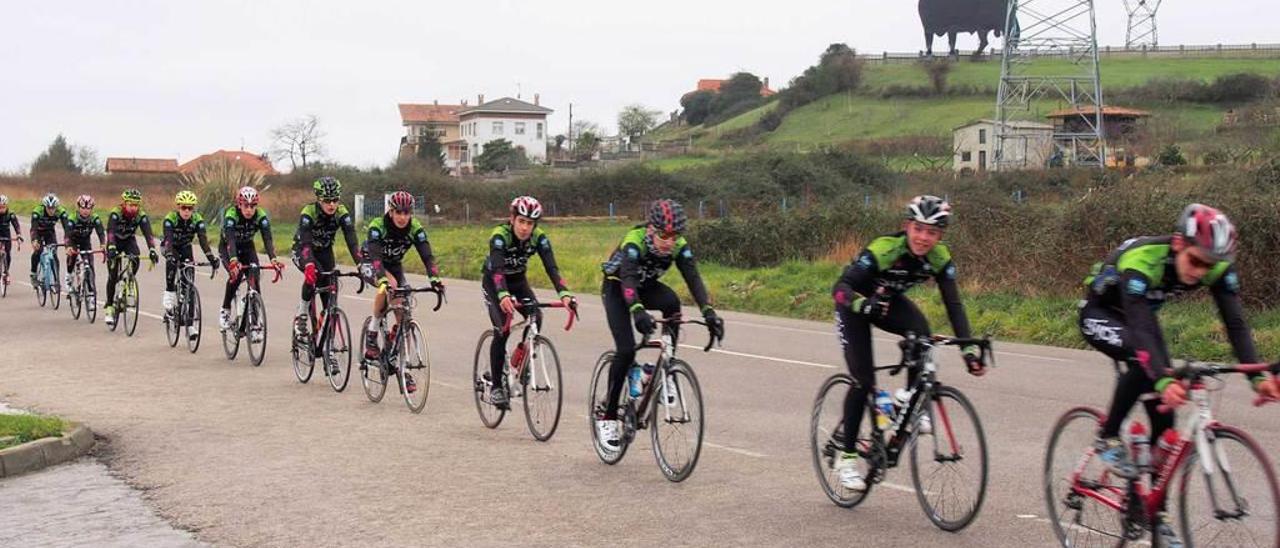 Un grupo de ciclistas, a su paso por La Carrera (Siero).