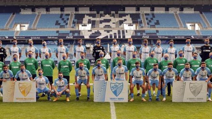 El equipo al completo posa para la presentación de abonos