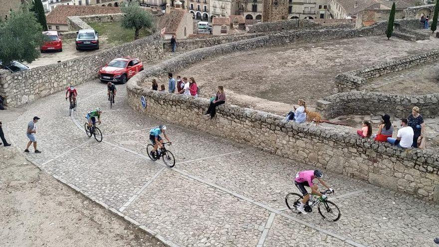 Ciclistas en la rampa del castillo de Trujillo en la edición del año pasado.