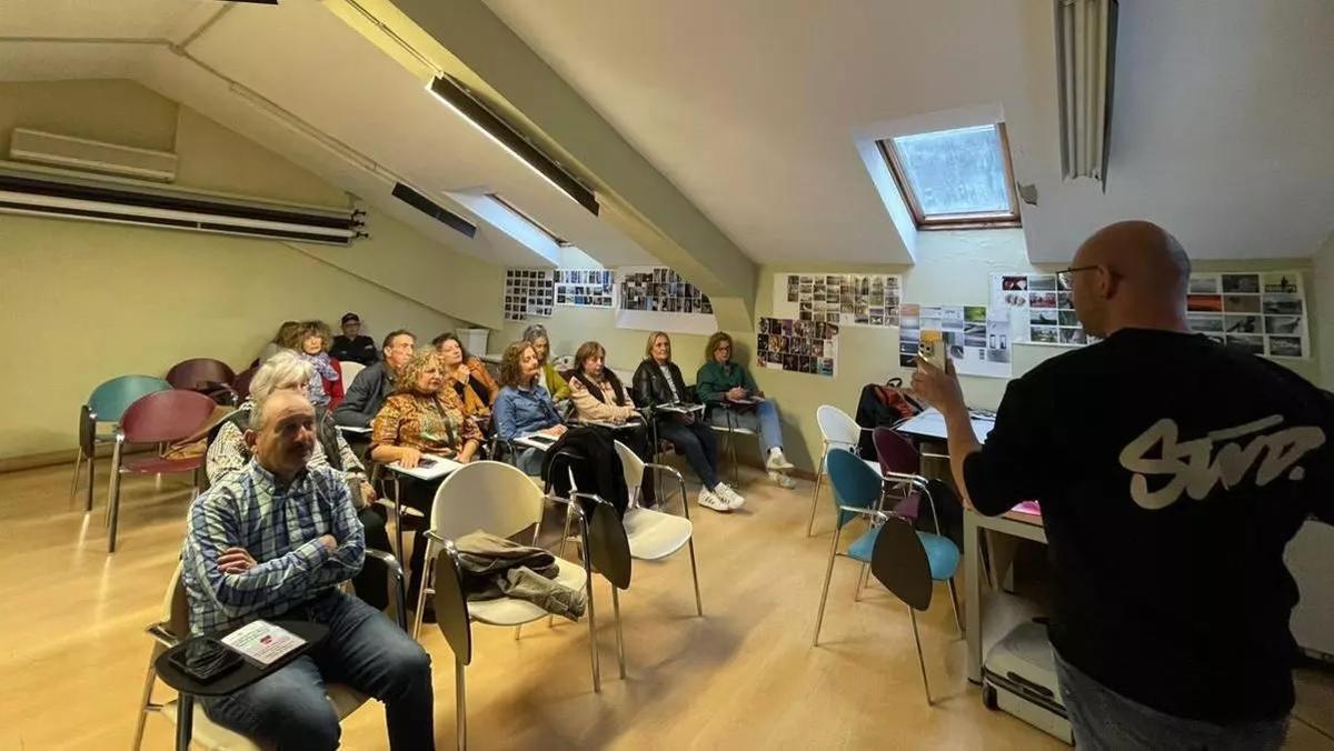 Un curso de digitalización para mayores en Mieres.
