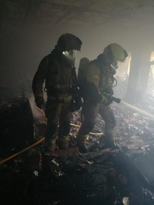 Inspección de los bomberos del piso siniestrado