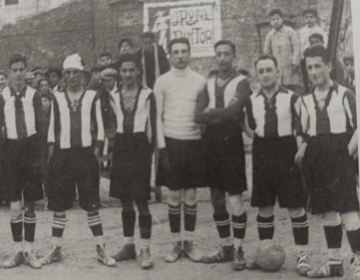 L'equip de la Unió campió de 1923. Botey és el segon per la dreta i Miravitlles el tercer per l'esquerra
