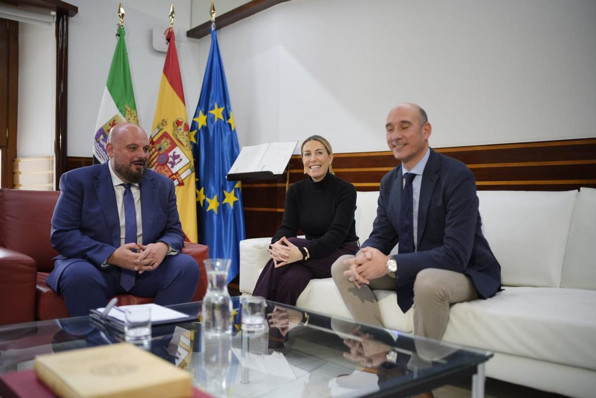 La presidenta del PP, María Guardiola, y el portavoz parlamentario, José Ángel Sánchez Juliá, reunidos con el presidente de la Asamblea, Manuel Naharro.