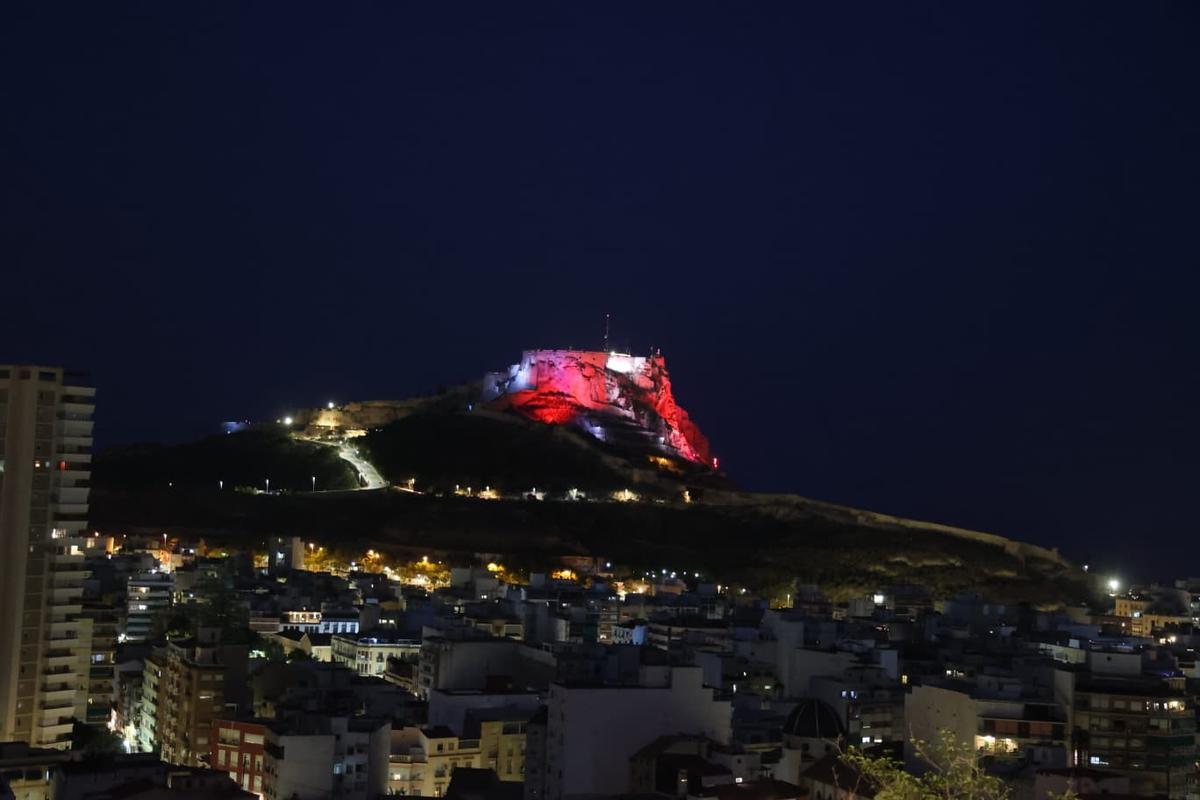 El castillo de Santa Bárbara se ilumina con la bandera de España antes de la final del Mundial 2026