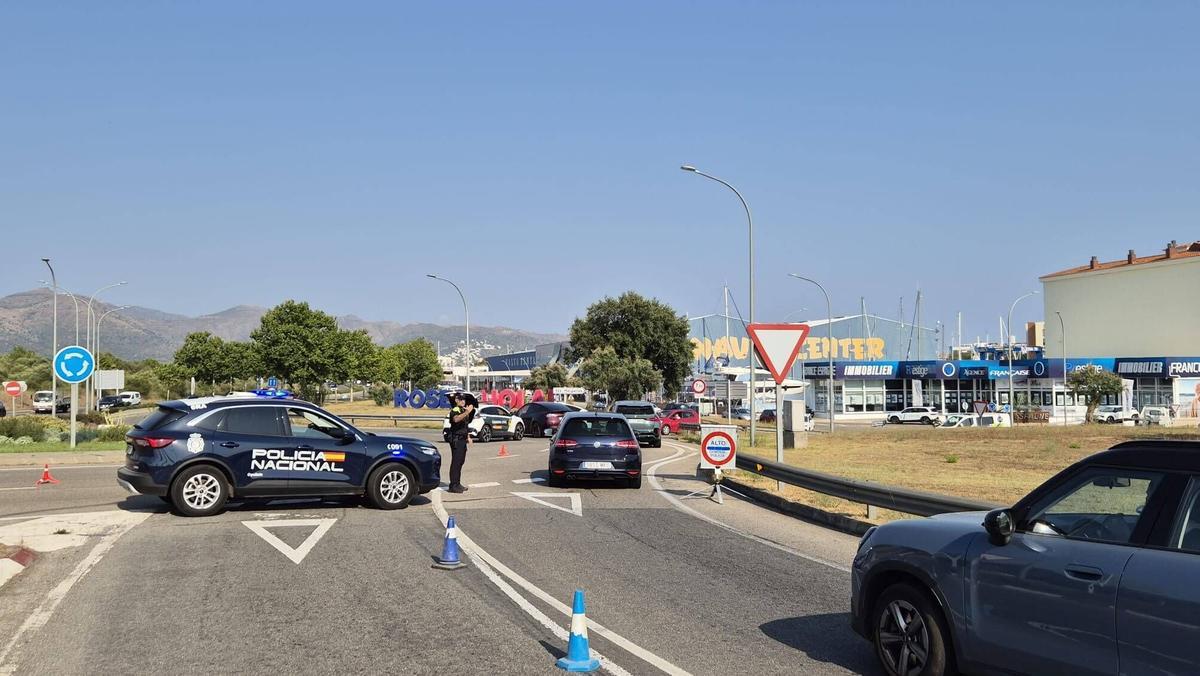 Roses operatiu contra el top manta confiscació d'un total de 1.207 article Policia Local de Roses, Mossos d'Esquadra, Policia Nacional i Guàrdia Civil,