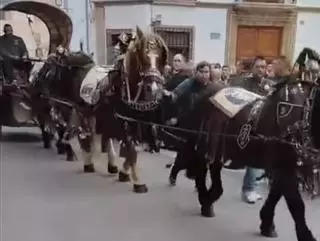 La última voluntad del gran carrreter de Gata Pepe "el Ganxo": Un carro tirado por cuatro caballos lleva su féretro al cementerio