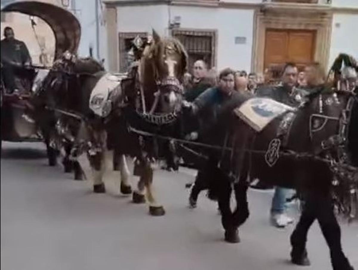 El carro, al entrar en la plaza
