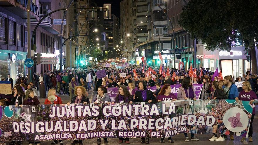 Miles de mujeres toman las calles de Murcia
