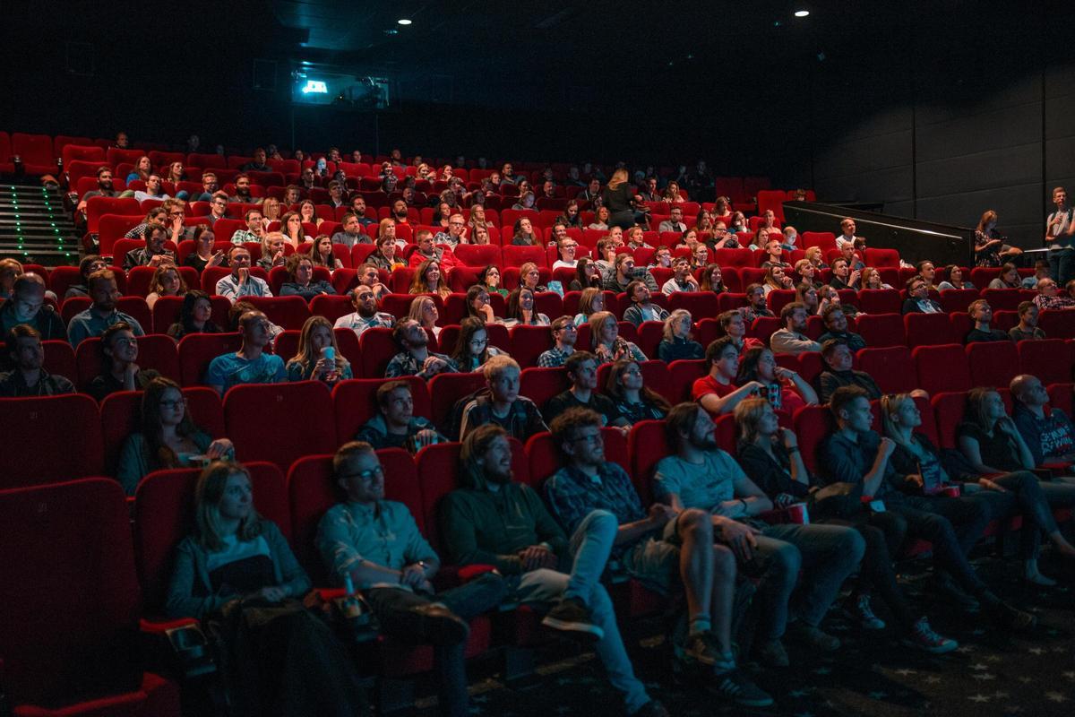 Una sala de cine llena de espectadores.