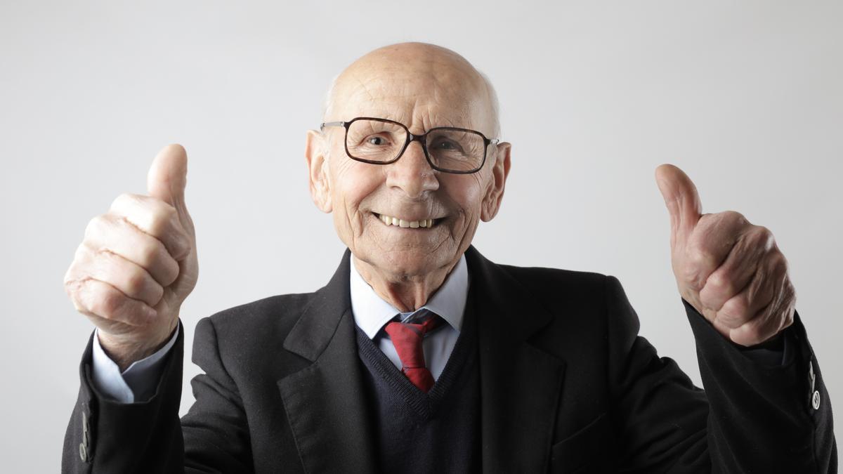 Un hombre mayor sonriendo. Foto de Andrea Piacquadio en Pexels.