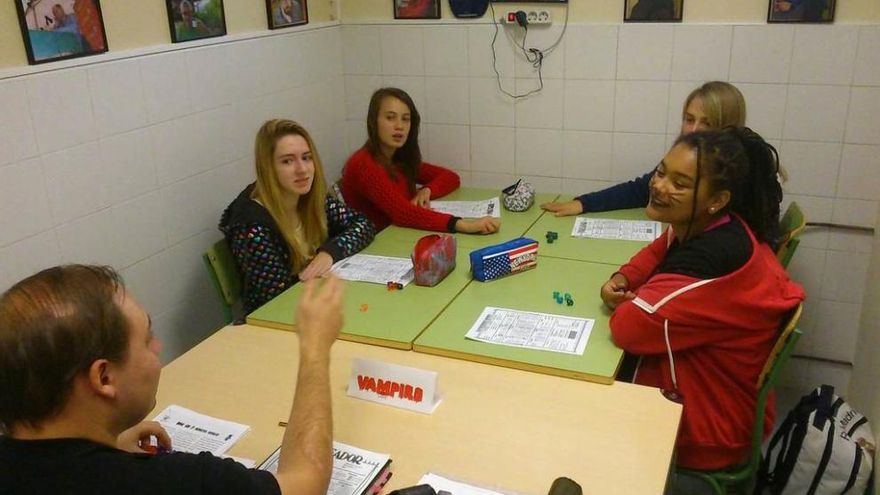 Estudiantes del instituto El Sueve de Arriondas con el árbitro Luriant Urs Karbalis.