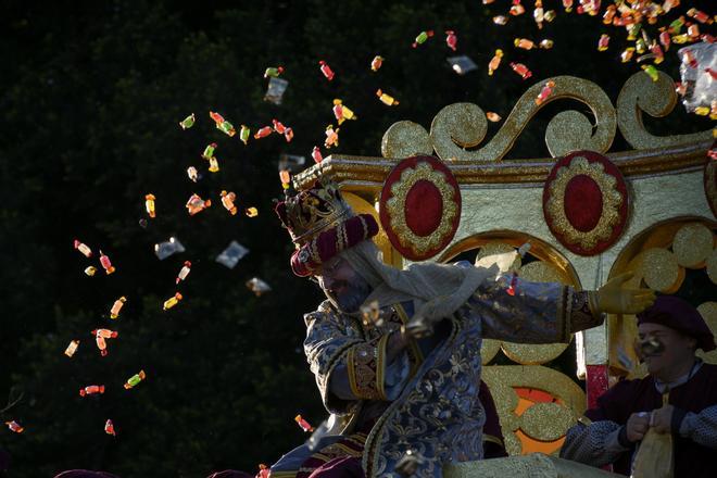 Las cabalgatas de Reyes en diversas ciudades españolas, en imágenes