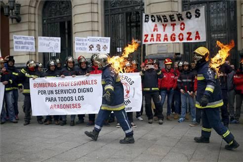 Concentración de bomberos en Zaragoza