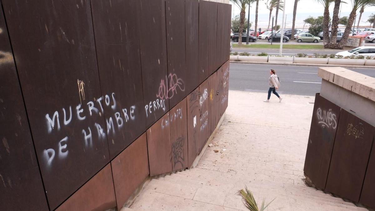 Pintadas en un edificio, en la ciudad de Alicante